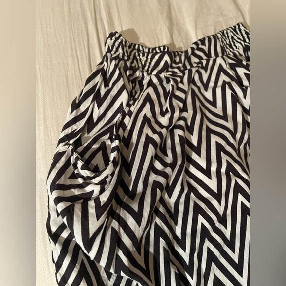 H&M skirt, black and white. Size 4. Great condition. - Picture 4 of 5